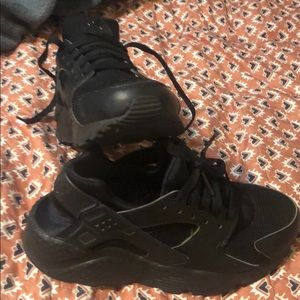 Nike huarache all black